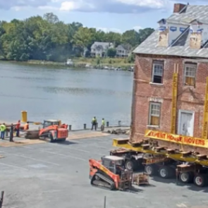 Американец покатал кирпичный дом по реке и прославился