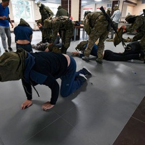 Журналист заявил об издевательствах при аттестации для работы в горячих точках