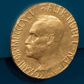 Нобелевскую премию по медицине вручат за борьбу с раком