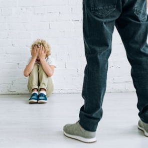 Многодетный отец преподал сыну жестокий урок и прослыл никудышным родителем