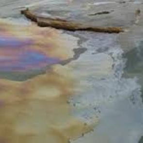 В Лесосибирске водитель бензовоза случайно вылил солярку в Енисей. Проводится проверка