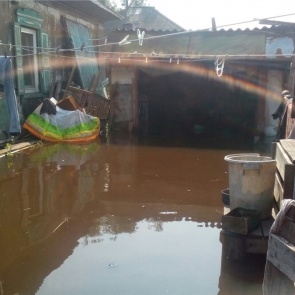В Минусинске грунтовые воды уже третий месяц топят жилые дома. Мэрия ввела режим ЧС