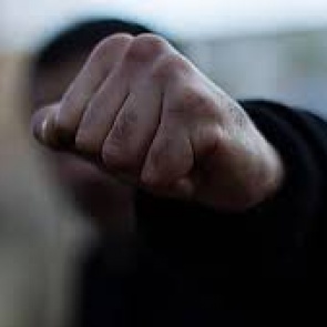 В Ачинске трое мужчин избили двух посетителей магазина за нецензурную брань. Через пару дней сами сдались полиции