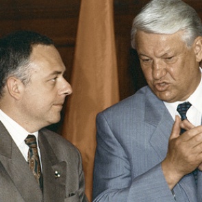 Составлен список покинувших Россию чиновников времен 1990-х