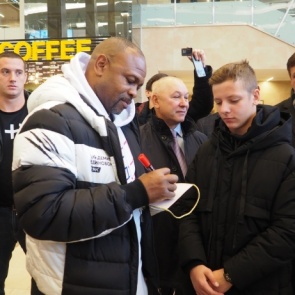 В Красноярск для отбора молодых спортсменов прилетел боксер Рой Джонс