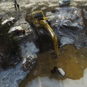 Спасатели построили дамбы на реках, чтобы продолжить поиски пропавших рабочих в Курагинском районе