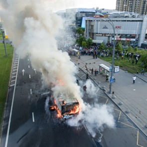 Россиянам напомнили правила поведения при пожаре в общественном транспорте