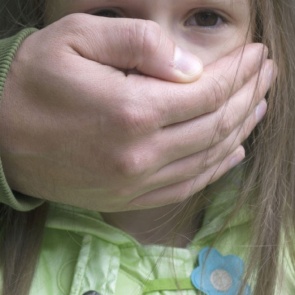 Красноярский педофил прикинулся больным и надругался над помогавшей ему школьницей: получил 17 лет колонии