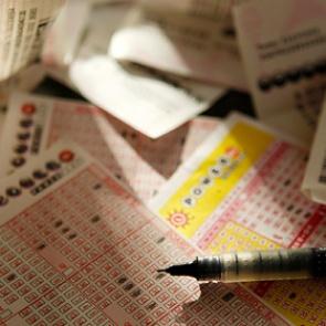 Болеющий раком мужчина уехал на лечение и разбогател