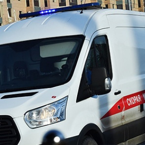 В Ужуре бушующий ветер снес крышу магазина. Есть пострадавшие