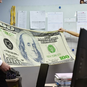 Доллару напророчили потерю ключевого статуса