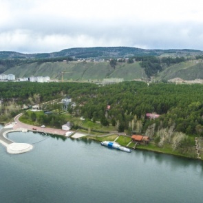 Лодка с 5 людьми перевернулась на Енисее