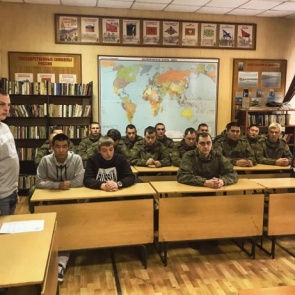 Военнослужащий прятался от полиции под кроватью. Его нашли и оштрафовали на 20 тысяч