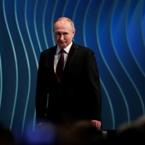 Путин рассказал об избежавшей спада экономике России