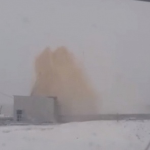 Авария на комбинате в Ачинске: в небо взмыл фонтан ржавой воды