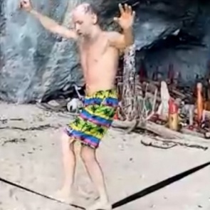 Знаменитый столбист дед Андроныч уехал на зимовку в Таиланд и устраивает новые шоу