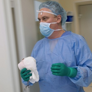 В Минздраве прокомментировали увольнение спасшего сотни детей трансплантолога