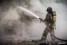 В Красноярском крае в пожаре погиб пенсионер. Его внучки скончались в больнице