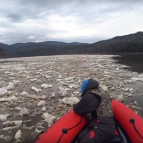 Несколько рыбаков оказались в ловушке из-за сброса воды на ГРЭС