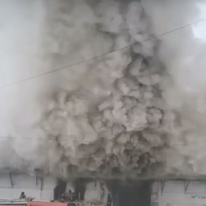 Мебельный склад загорелся в Красноярске: густой дым заволок Красраб