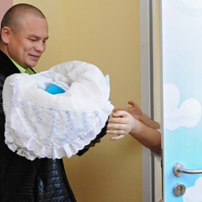 Отец придумал правила посещения новорожденного и взбесил родственников