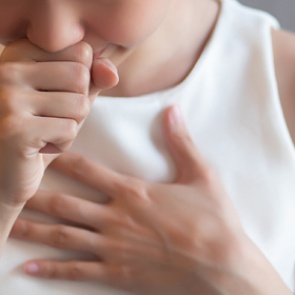 Женщина кашлянула и сломала десять ребер