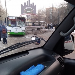 В Красноярске после аварии «разорвало» автобус с пассажирами. Есть пострадавшие