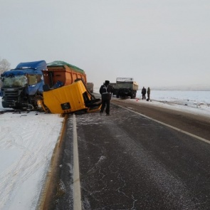 По дороге из Абакана в Красноярск столкнулись три грузовика