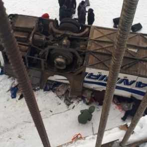 В Забайкалье автобус упал в реку, погибли 19 человек