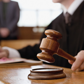 «Упал на нож, и так 7 раз»: красноярец в суде хотел смягчить приговор брату и взять вину за свои травмы на себя