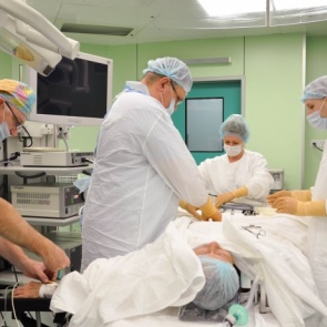 В онкодиспансере научились удалять кишечник без разреза пациента