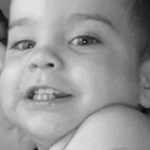 Годовалый ребенок вернулся в полыхающий дом за щенком и погиб