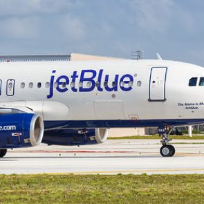 Мужчина пробрался на борт самолета необычным способом и попался