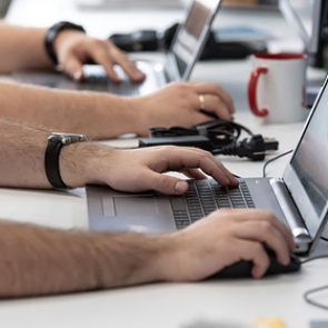 Названы отрасли с самыми быстрорастущими зарплатами