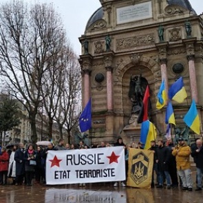 Украинцев забросали яйцами в Париже