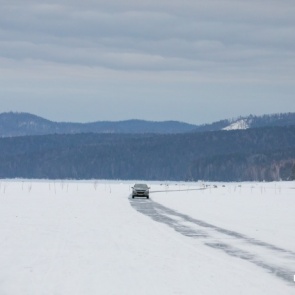 На Красноярском водохранилище автомобиль провалился под лед. Толпа рыбаков глазела на это пару часов
