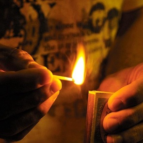 Пьяный житель Красноярского края поджег квартиру матери и сбежал. Ущерб превысил полмиллиона