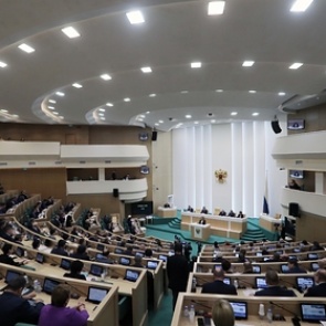 Cовфед поддержал закон о наказании чиновников за оскорбления россиян