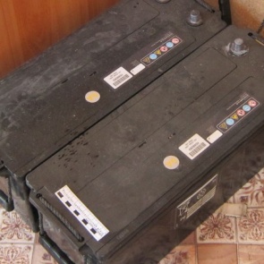 В Ачинске поймали четверых охранников за торговлю ворованными аккумуляторами