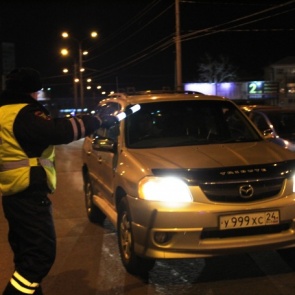 Молодой полицейский пообещал решить вопрос с авто и по пути напал на водителя с ножом