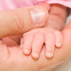 В Красноярске женщина-массажист сломала ноги младенцу. Возбуждено уголовное дело