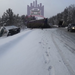 В массовой аварии на кольце у Зеледеево погиб водитель фуры и два человека ранены