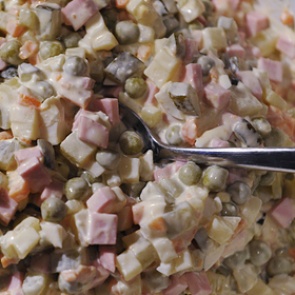 Россиян призвали воздержаться от поедания салатов с майонезом на Новый год