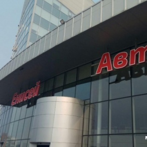 Серые автодилеры у Октябрьского моста вновь открыли салон. Новые жертвы жалуются на обман