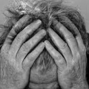 В Хакасии соцслужбы отказывались переселить бездомного старика из подъезда в приют. После его смерти прокурор потребовал изменить закон