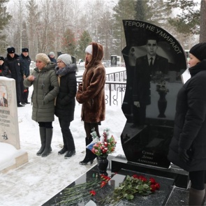 «Прошло ровно 2 года»: полицейские почтили память коллеги, погибшего во время кровавой расправы в Дивногорске