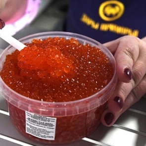 Россиянам дали советы по выбору красной икры