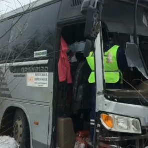 Автобус с 20 пассажирами съехал в кювет на трассе