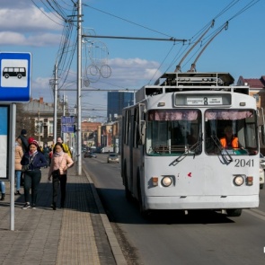 Пенсионерка отсудила 100 тысяч за падение в троллейбусе