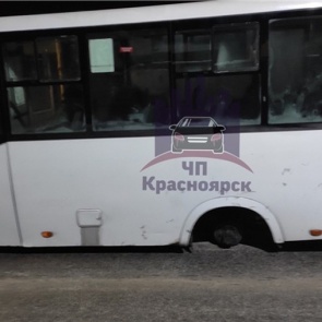 Под Красноярском у маршрутки на ходу отвалилось колесо